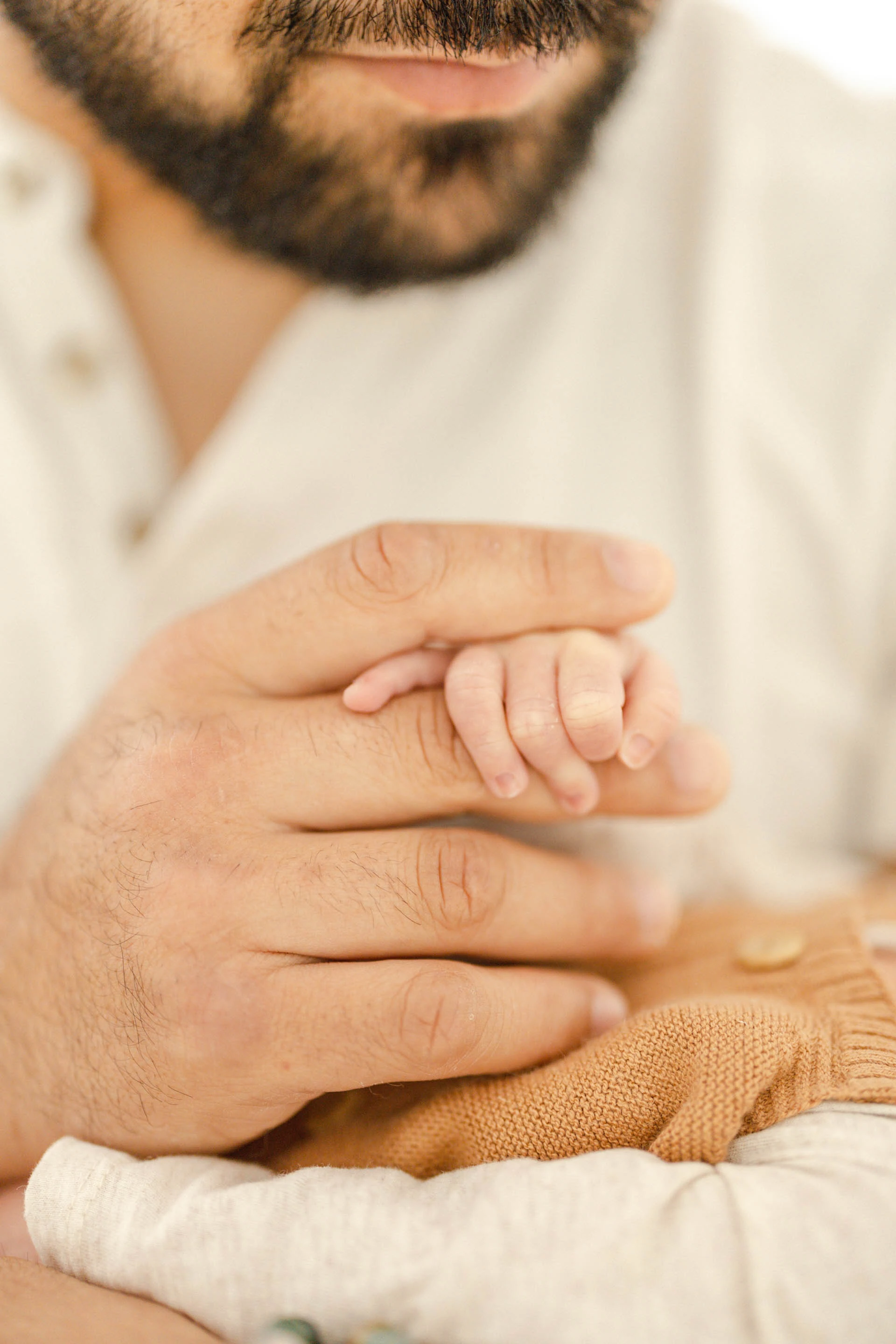 main poignet geste gris marron